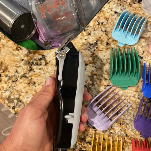 Wahl designer Clipper used with 9 attachments - Picture 5 of 6